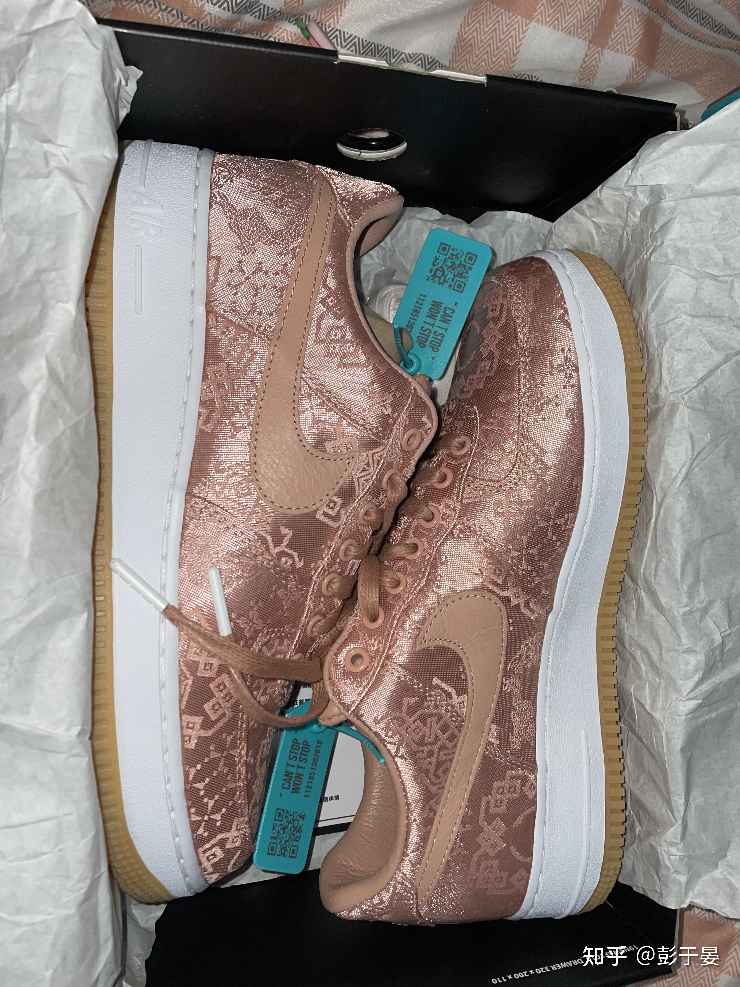 nikeaf1白絲綢好看還是粉絲綢好看不考慮價格