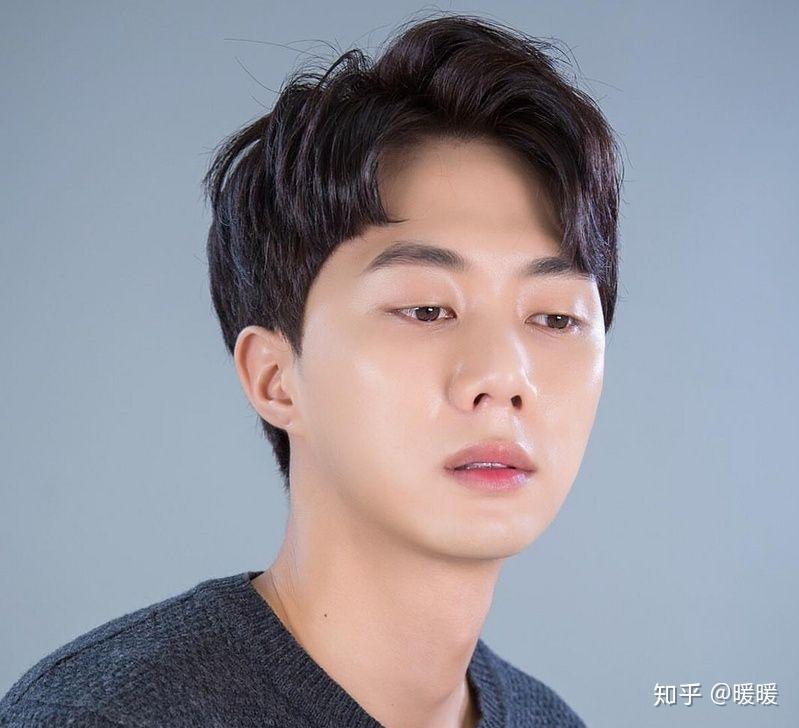 菱形脸,发量少而且软的男生适合留长发还是短发,如果可以的话具体说一