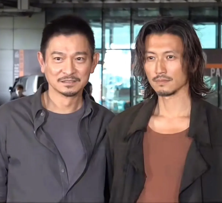 刘德华谢霆锋合影年龄相差19岁状态像同龄人网友谢像失恋了