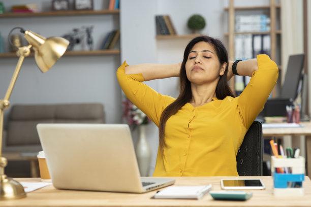 办公室久坐人群超合适简单拉伸运动，不占场地一学就会 - 知乎