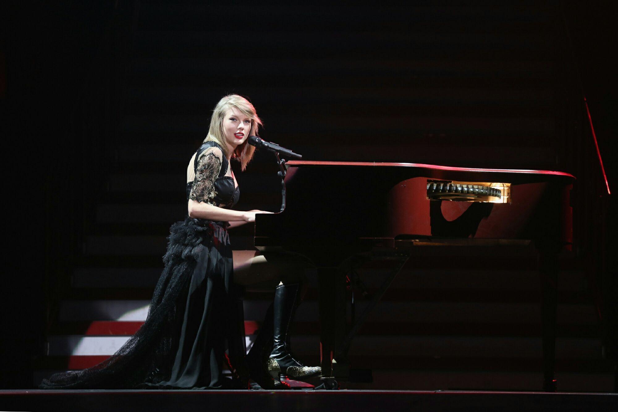 求taylorswiftred时期的图片