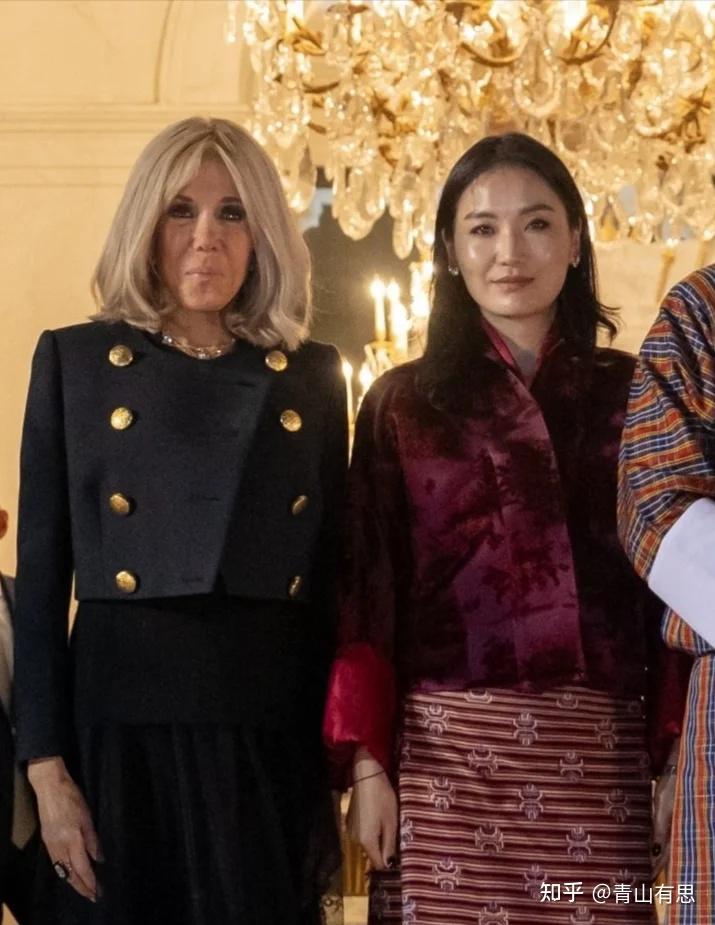 被不丹国王帅到了!和佩玛王后出访法兰西,一身蓝西装儒雅又帅气