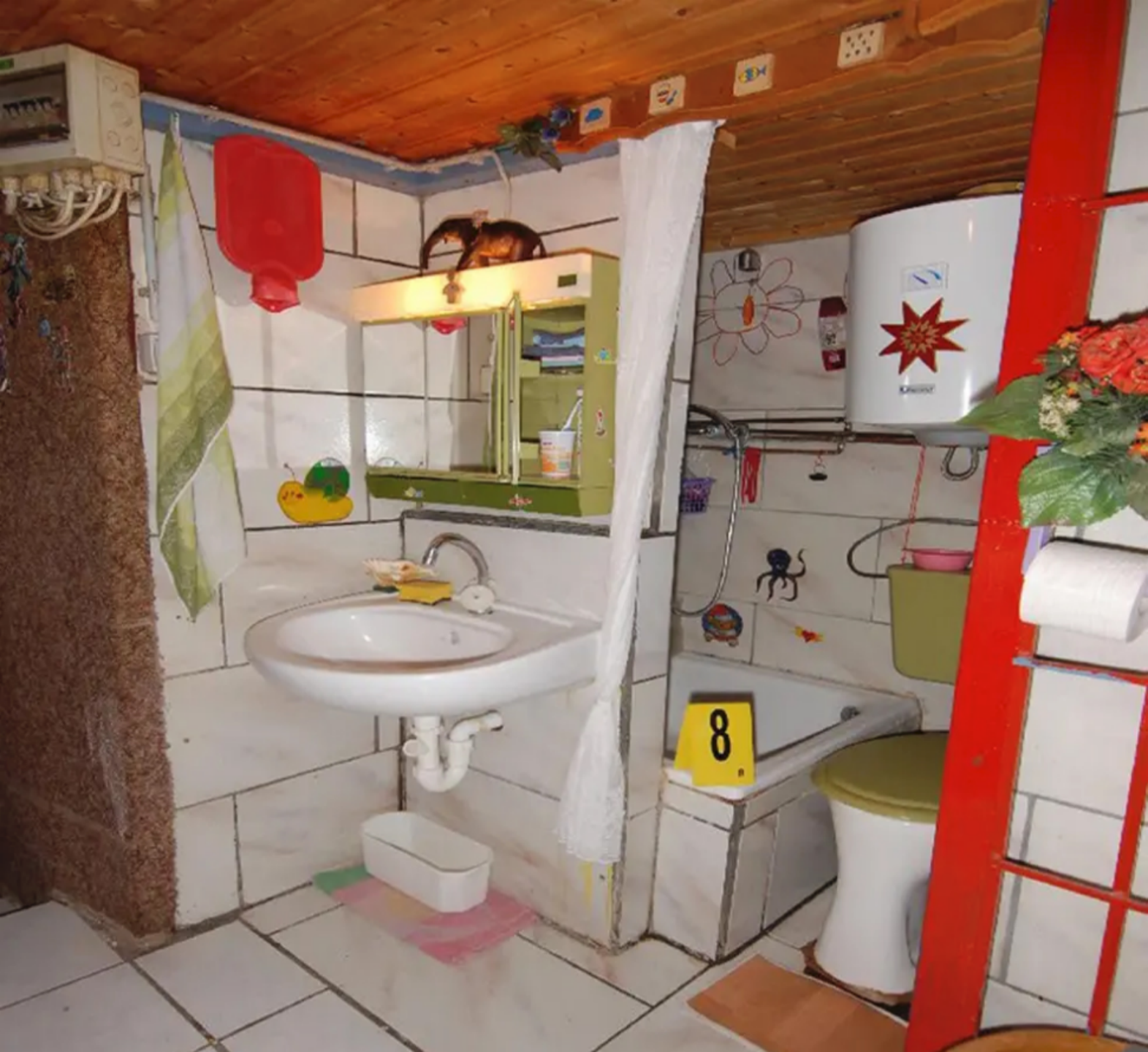 图 4：地下室简陋的洗手间