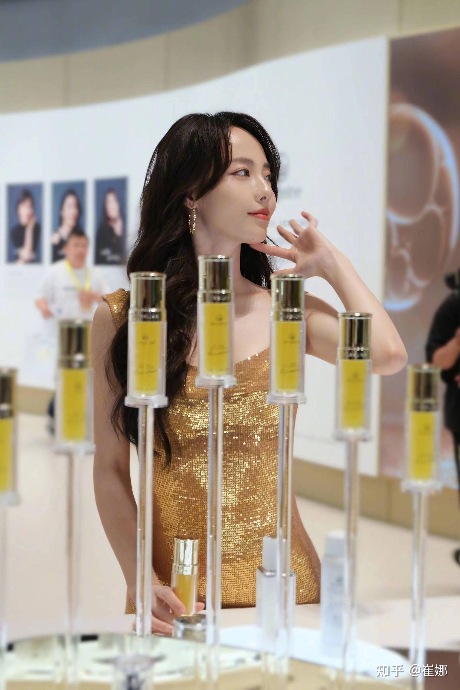 如何评价张嘉倪身穿鎏金鱼尾裙出席活动网友质疑其垫假屁股