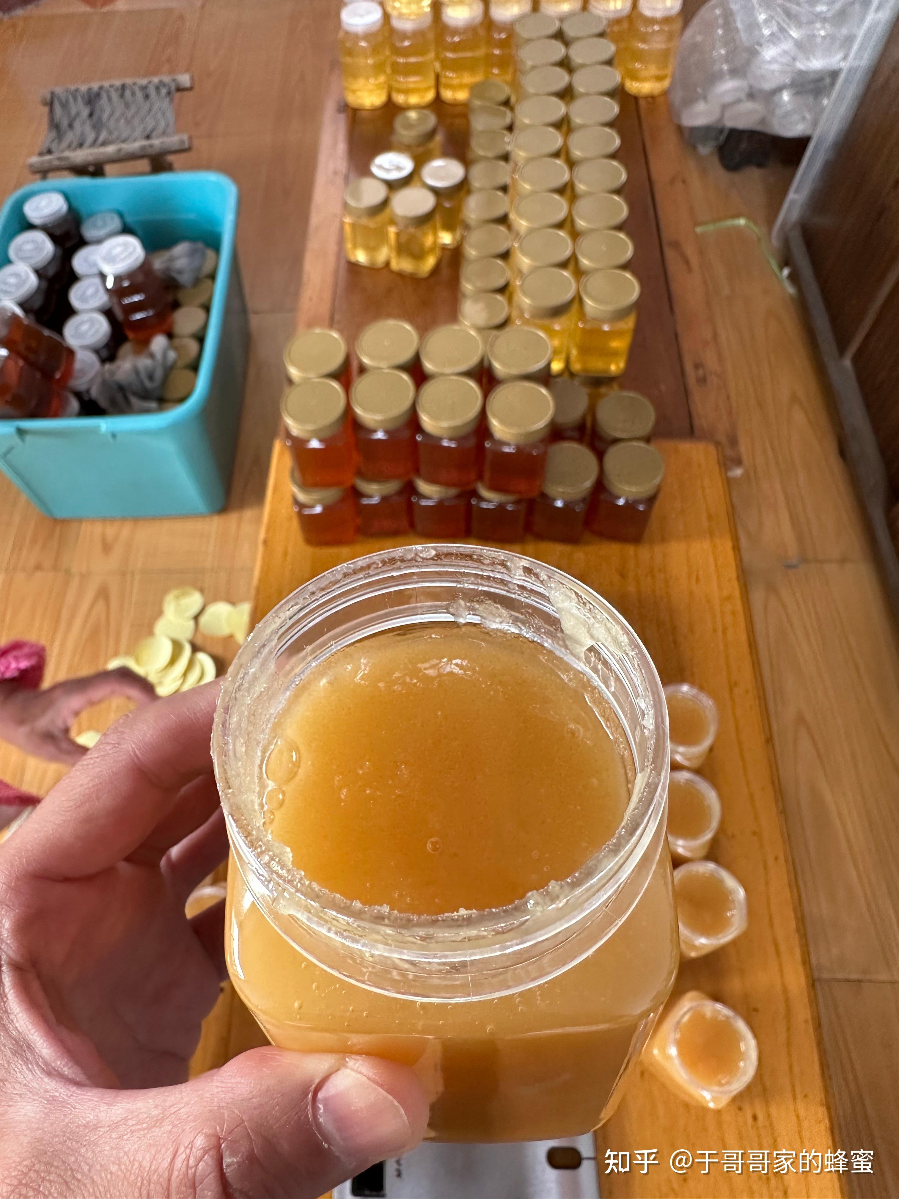 蜂蜜结晶是变质了吗??还能喝吗(蜂蜜结晶了还能吃吗多长时间的保质期呢)