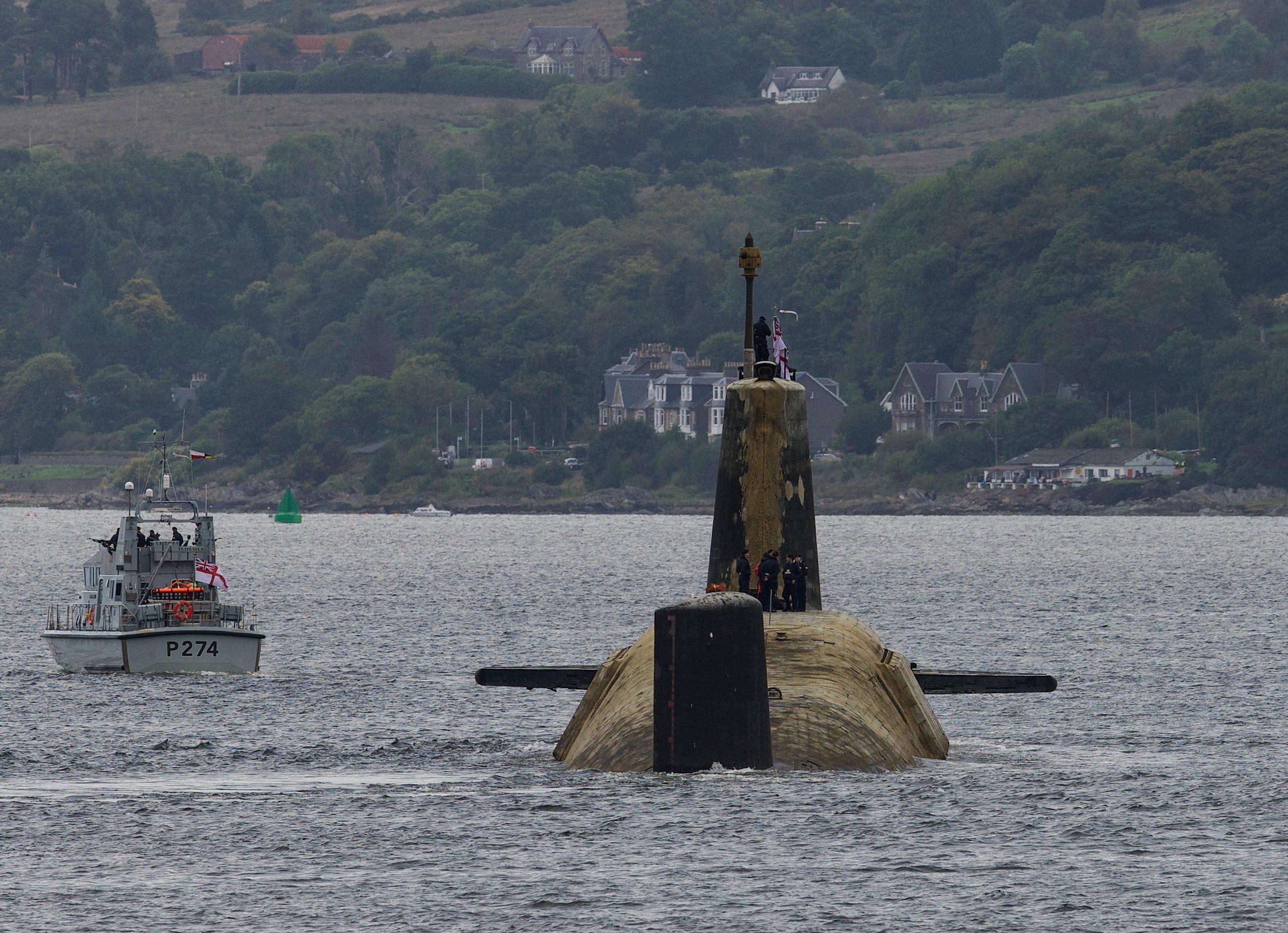 英国一艘载有 140 人核潜艇故障,「监测下潜深度的主要仪器失灵,险些