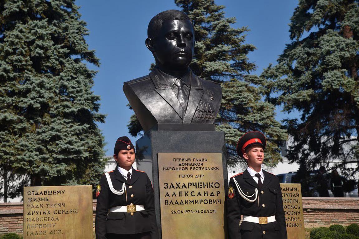 英雄大道半身像1