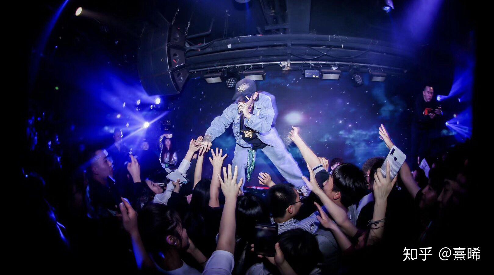 唱下坠falling的歌手corki是谁