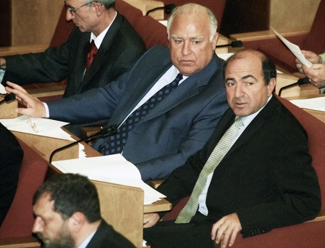 寡头别列佐夫斯基：对抗普京11年，扬言能让猴子当总统，结局特惨- 知乎