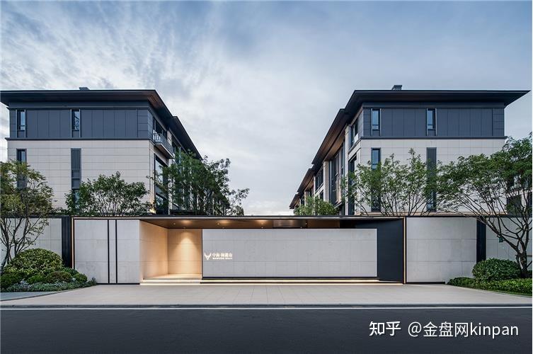 传统中式惯用的灰砖灰瓦已经不适合现代高层建筑的应用,设计师们更