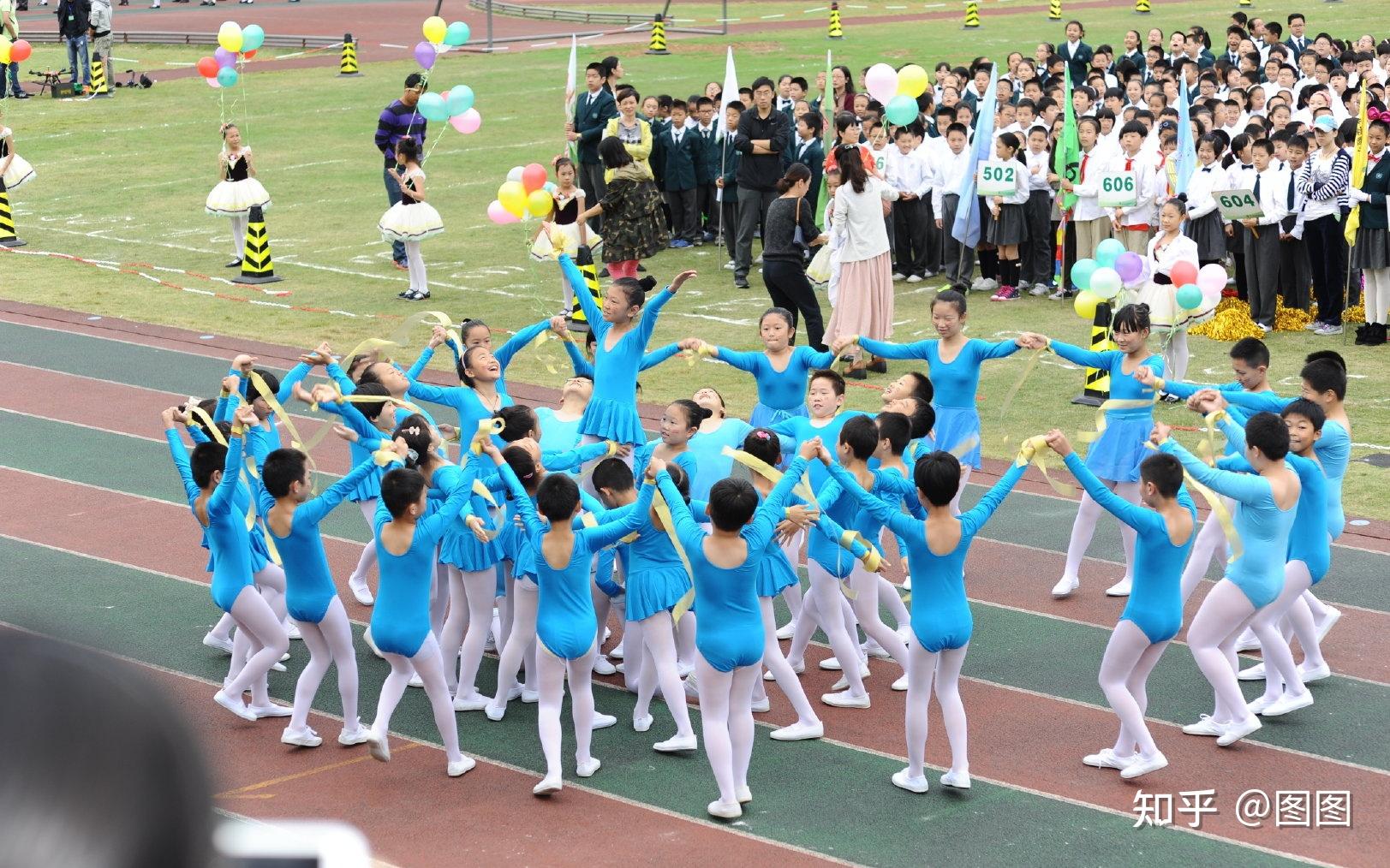 男孩舞蹈学校穿女服装图片