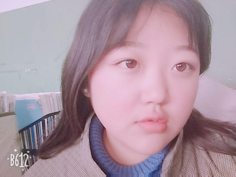 长相中等的女生长什么样子