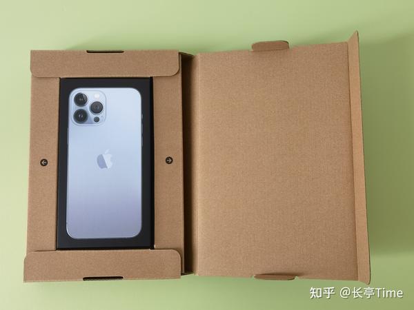 相比较去年iphone 12已经足够环保的包装盒而言,今年的iphone 13 pro