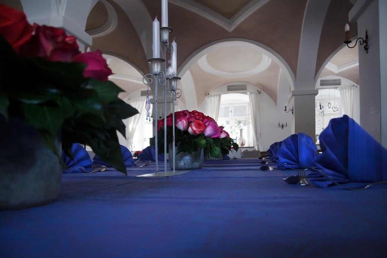 大理石餐桌铺什么桌巾