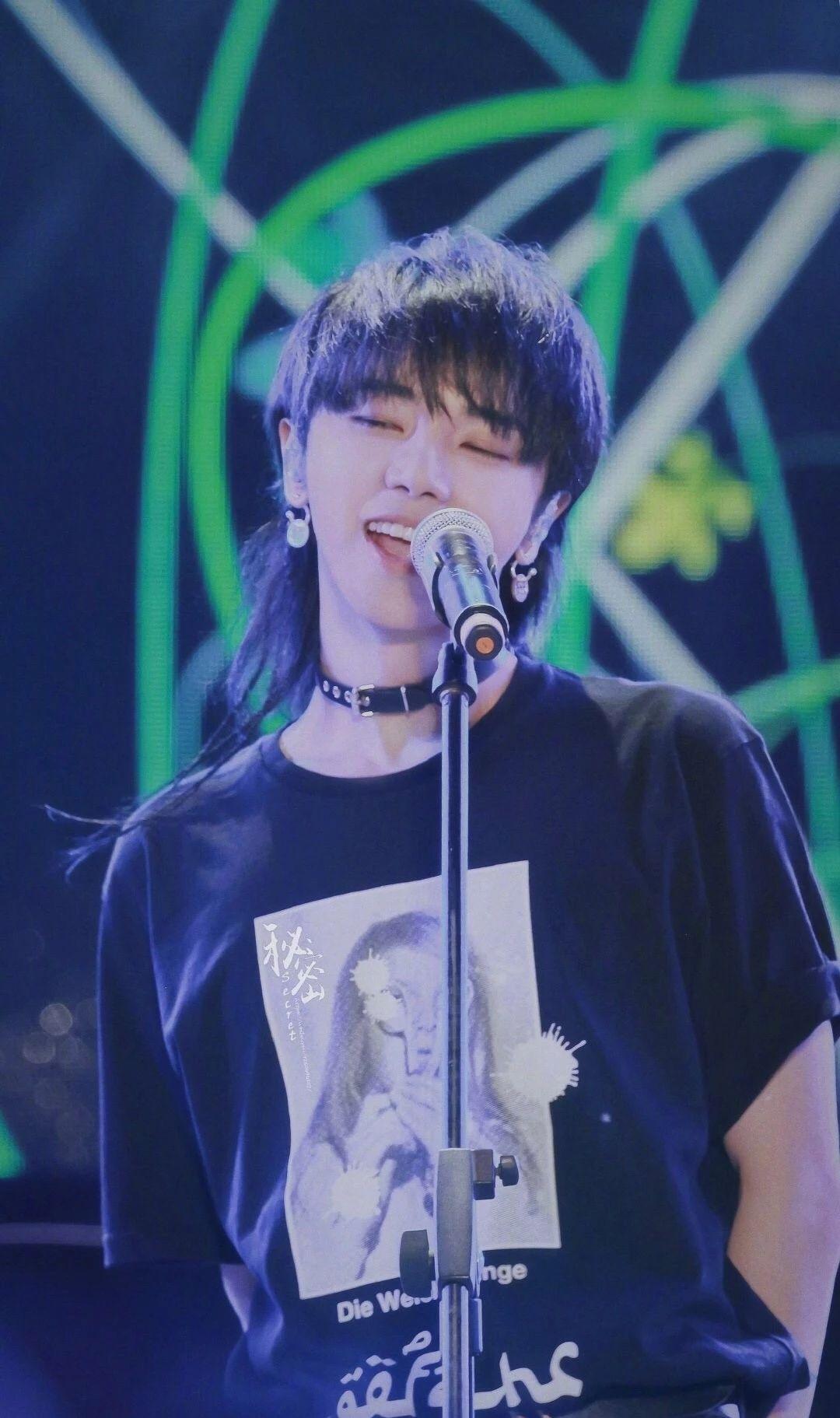 有没有华晨宇的高清图片有笑容更好卷儿美人更好