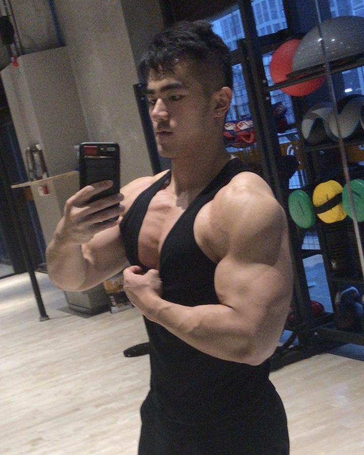 侧平举到底怎么做?到底哪种姿势技巧适合新手?如何找到感觉? - 知乎