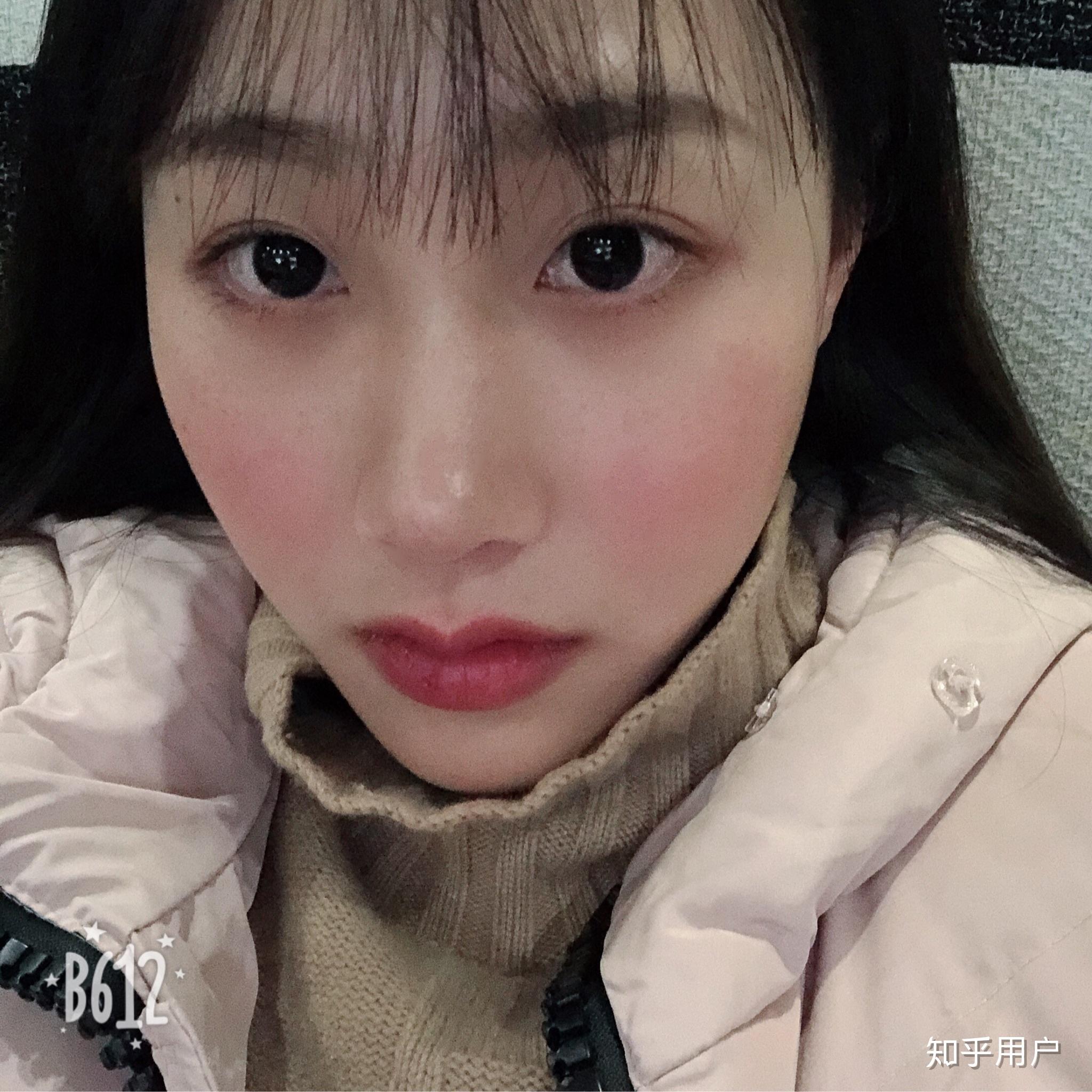 为什么鼻梁塌额头也有点扁的女生却好看