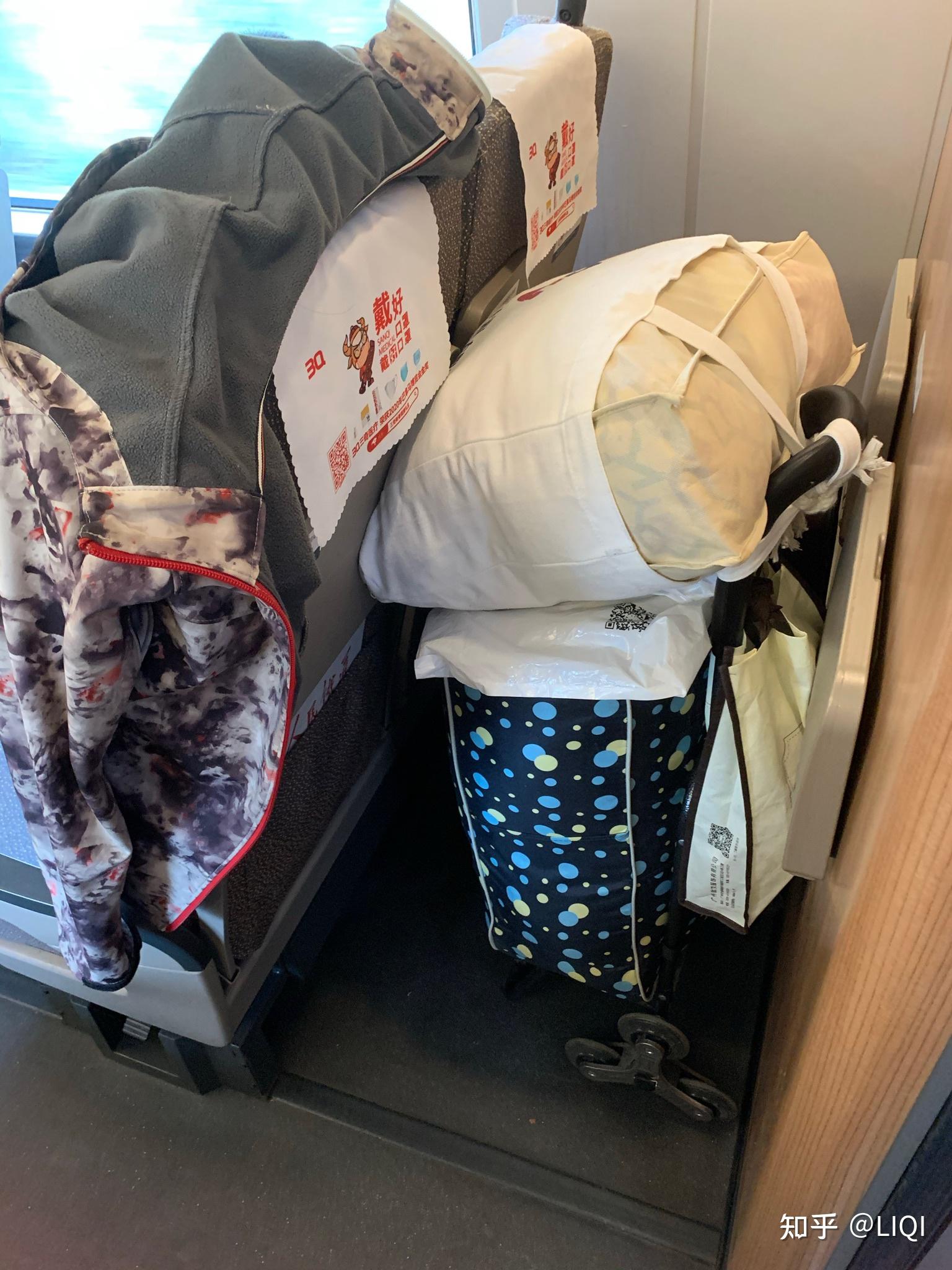 高铁坐车厢最后一排遇上有乘客在椅子后面放大件行李箱导致不能调节