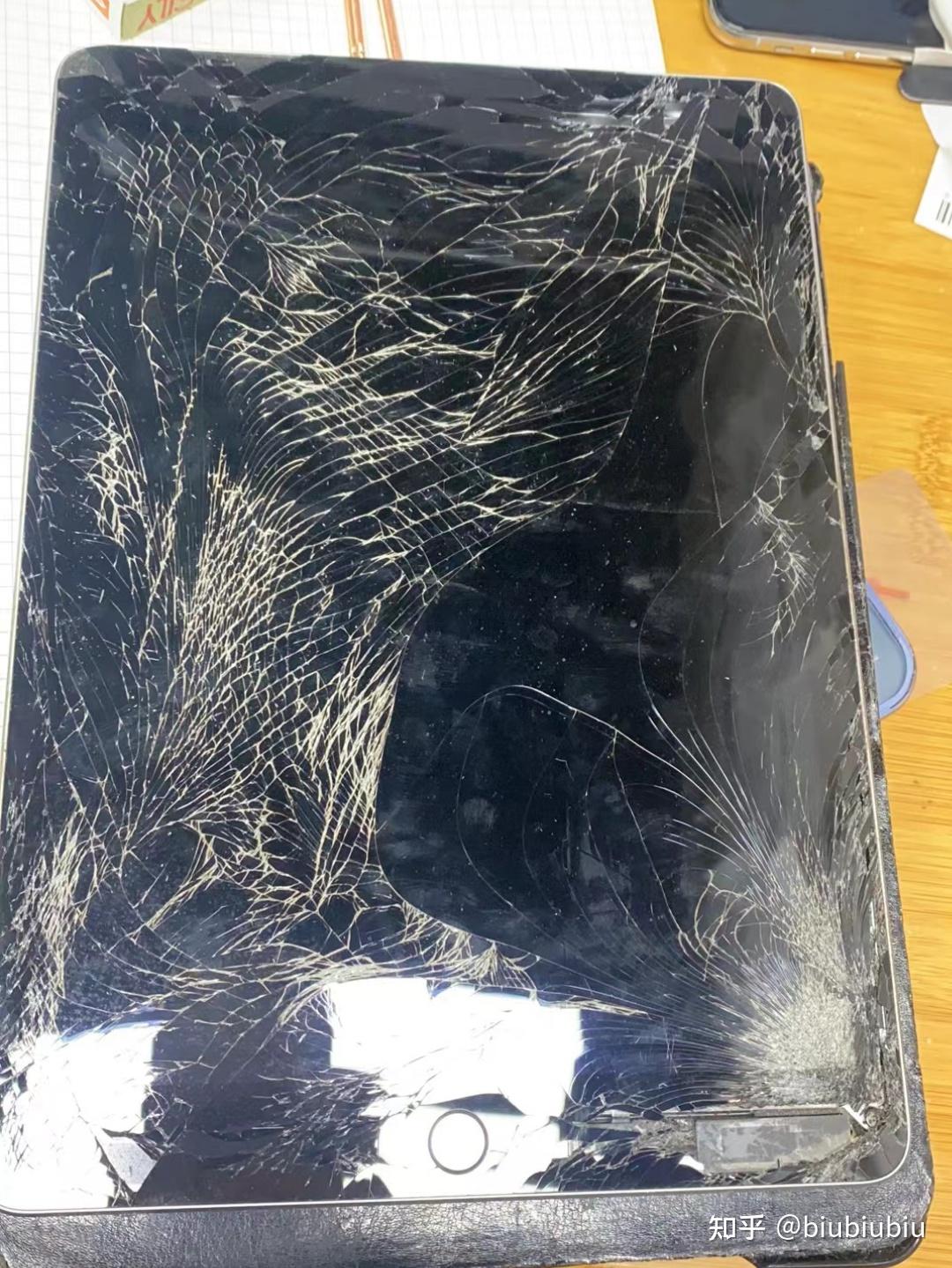 刚买的ipad2019,结果不小心掉地上摔碎了屏幕,但是触屏还可以用,这样