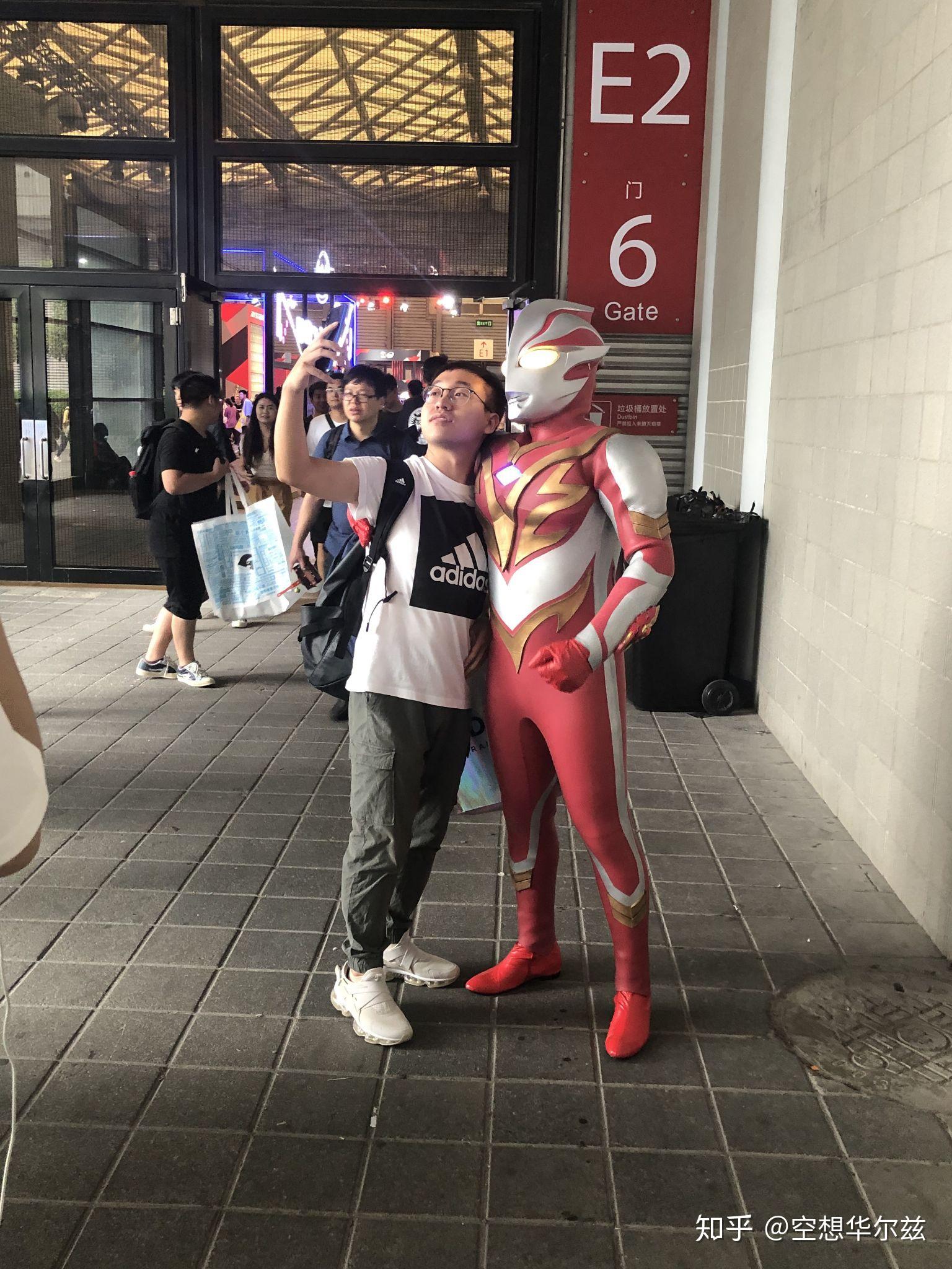 奥特曼的皮套演员如何呼吸和看见东西