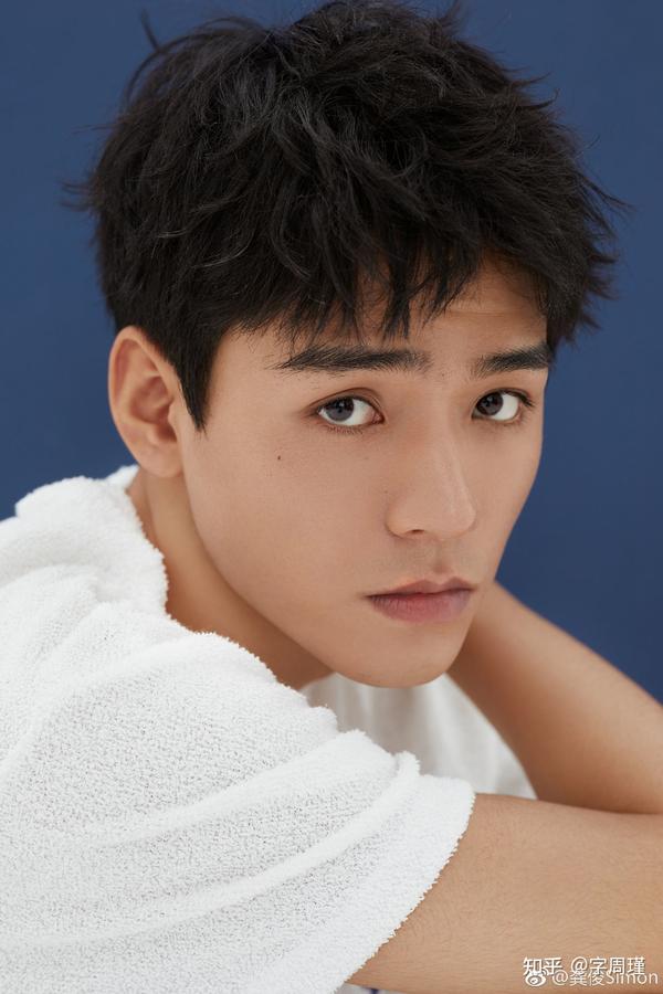 很典型的基本上大家认可的东亚美男眼睛都是这款,较窄的平行双眼皮