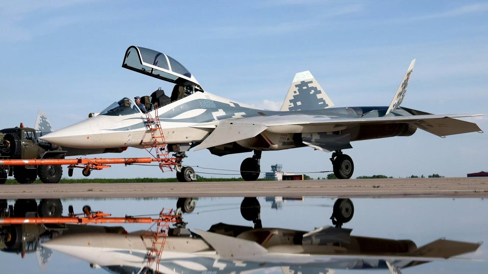 美媒发布了据称是苏57双座型（型号可能称：Su-57D/Su-57UB/Su-57ED）的跑道滑行图 - 知乎