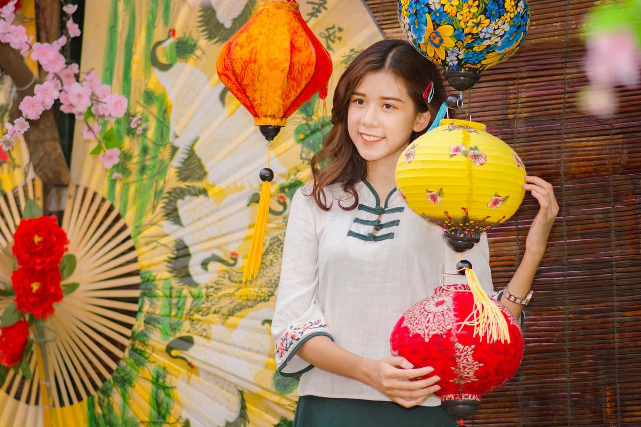 月光洒满大地，思念如潮涌动