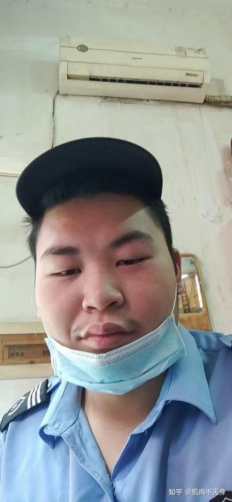 有没有长得丑的男生照片分享一下.我想知道什么样算丑 ?