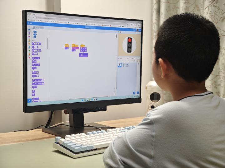 少儿编程启蒙scratch、python还是C++？儿童学编程有必要买专用的编程显示器么？怎么选？ - 知乎