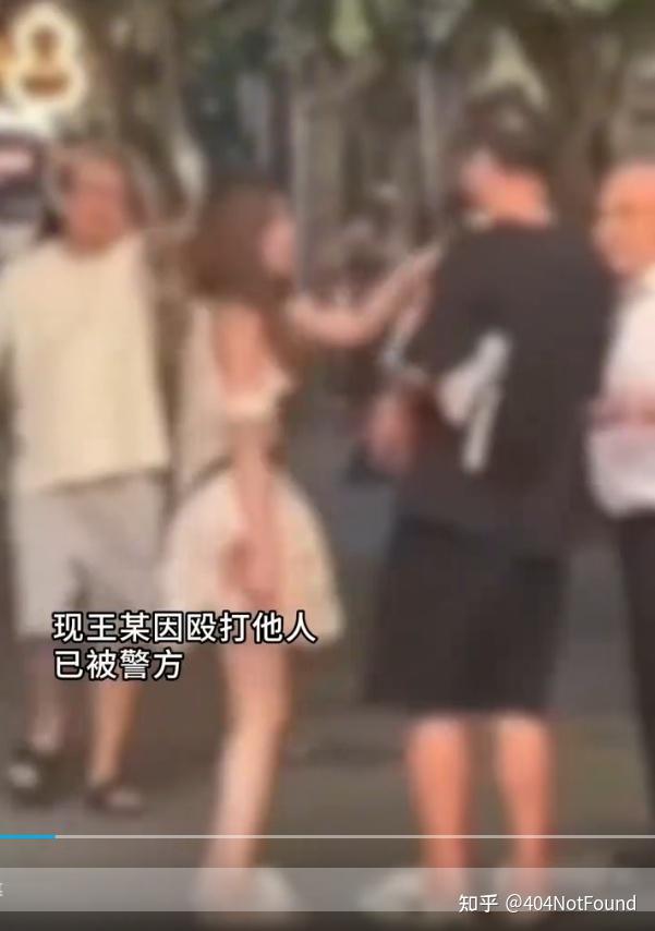 上海一 34 岁男子当街与两名女子互殴，三名嫌疑人将会承担哪些法律责任？