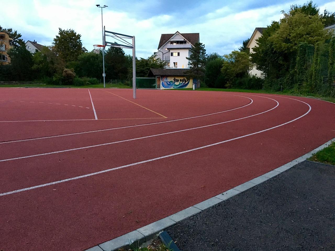 塑胶跑道怎么清洁