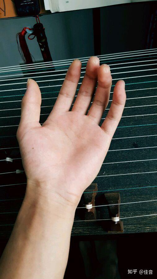 刚开始学古筝必须要戴指甲吗?可是老师不让戴啊,手指已起泡啊. - 知乎