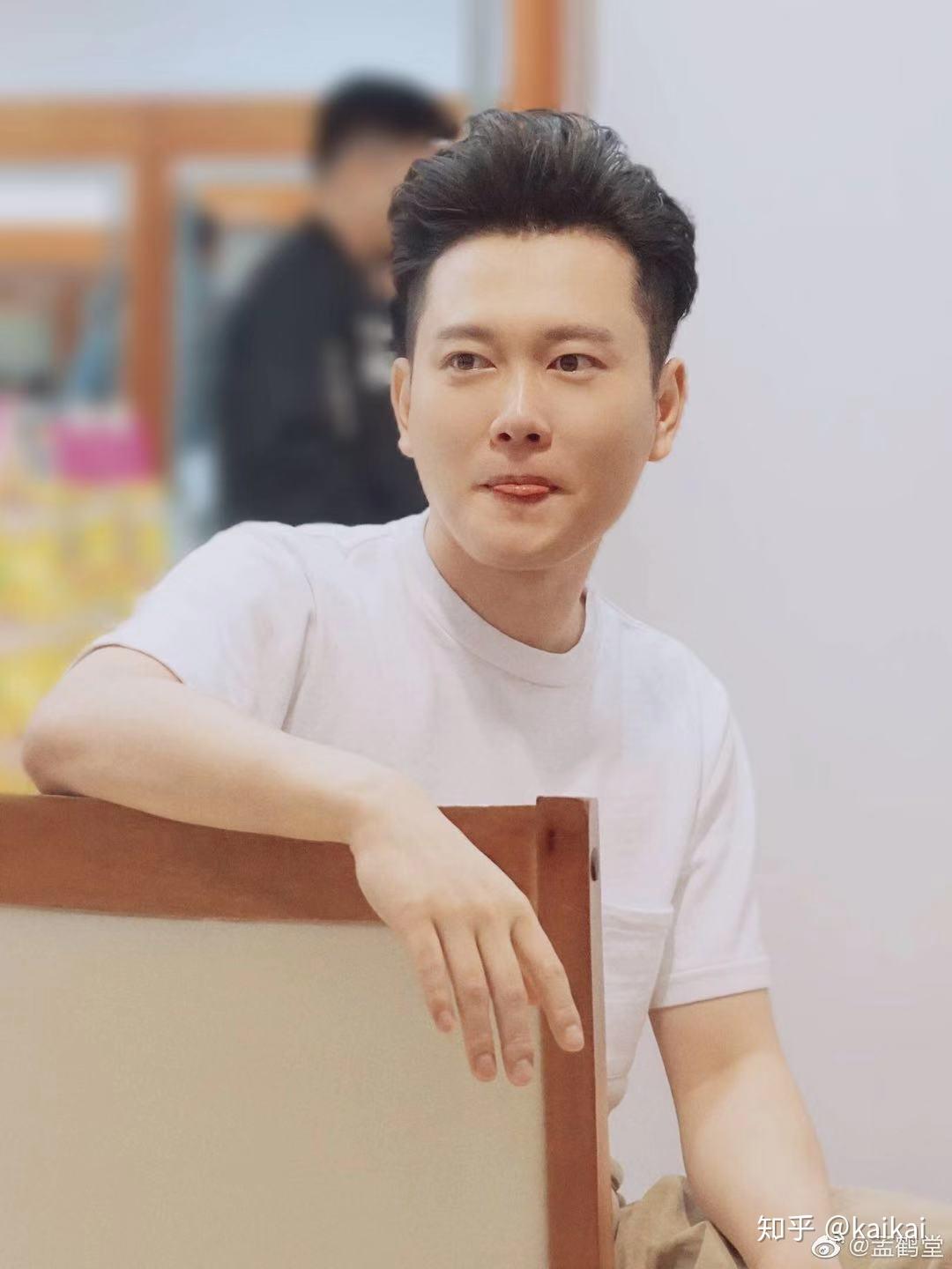 孟鹤堂能够带领年轻一代的相声演员,挣脱出粉圈的泥沼,走向更高的艺术