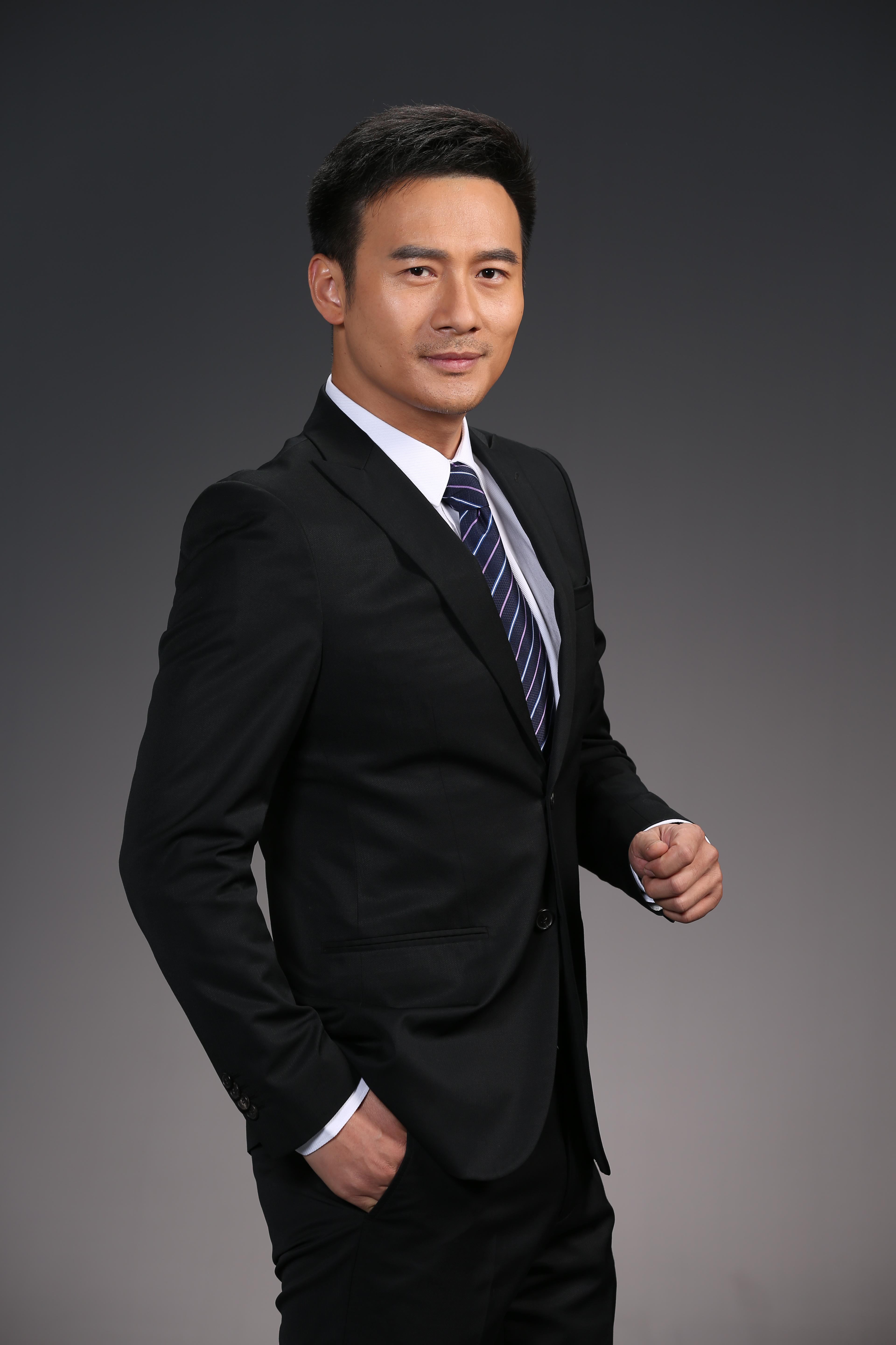 北京哪里有口碑很好的职业照(深色背景侧身照)照相馆?