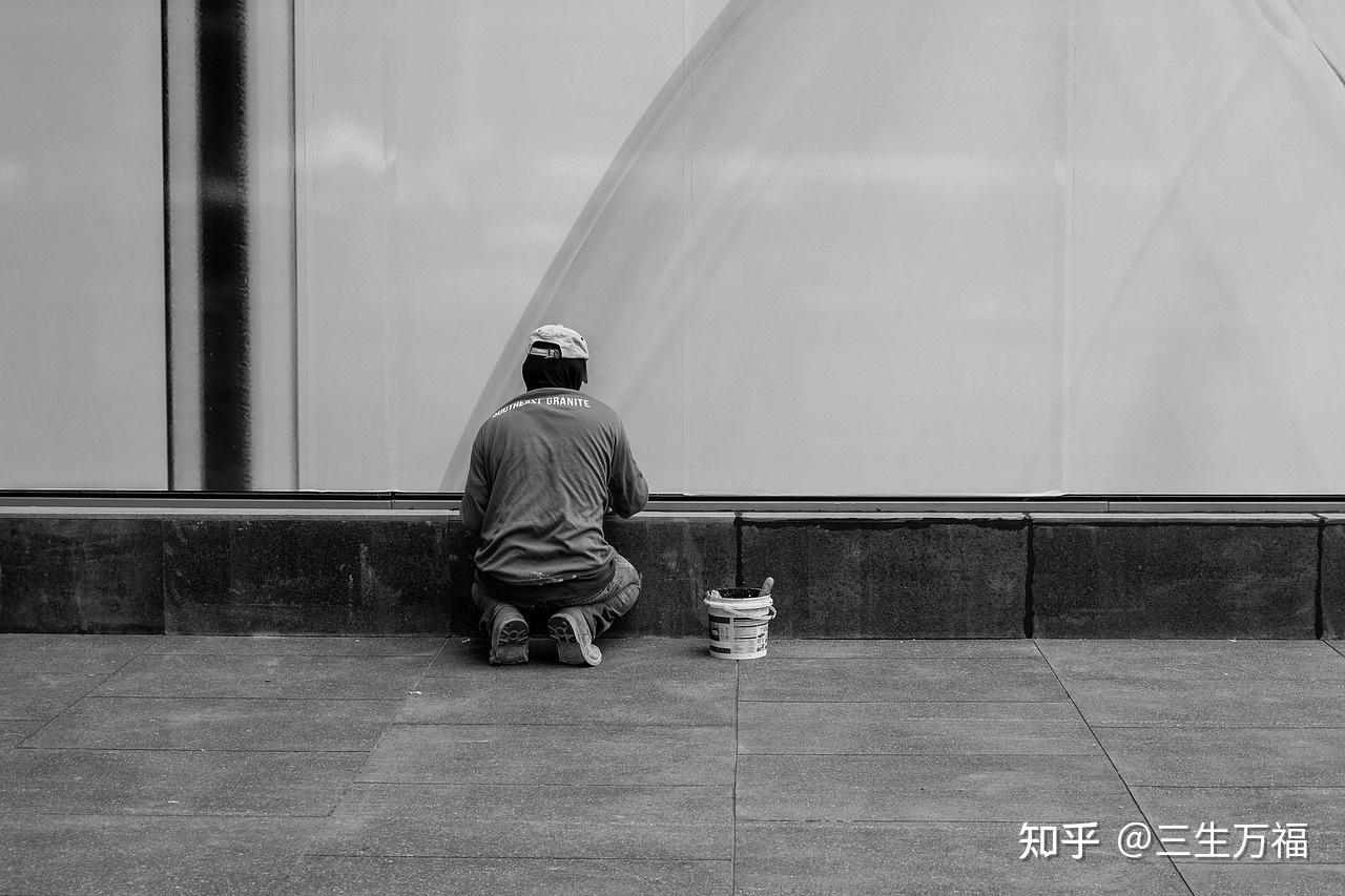 自己快撑不下去了想离开这个世界一个人好孤单活着是别人的拖累却又有