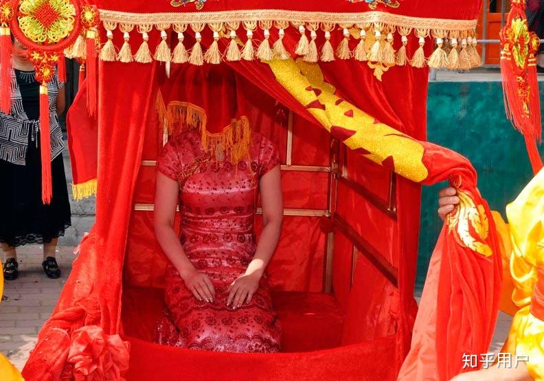 为什么秦朝的服饰以红黑为主