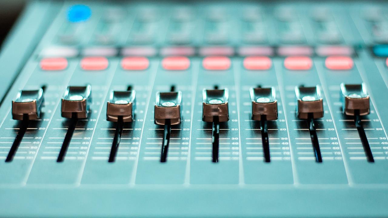 4. 专用螺丝位置