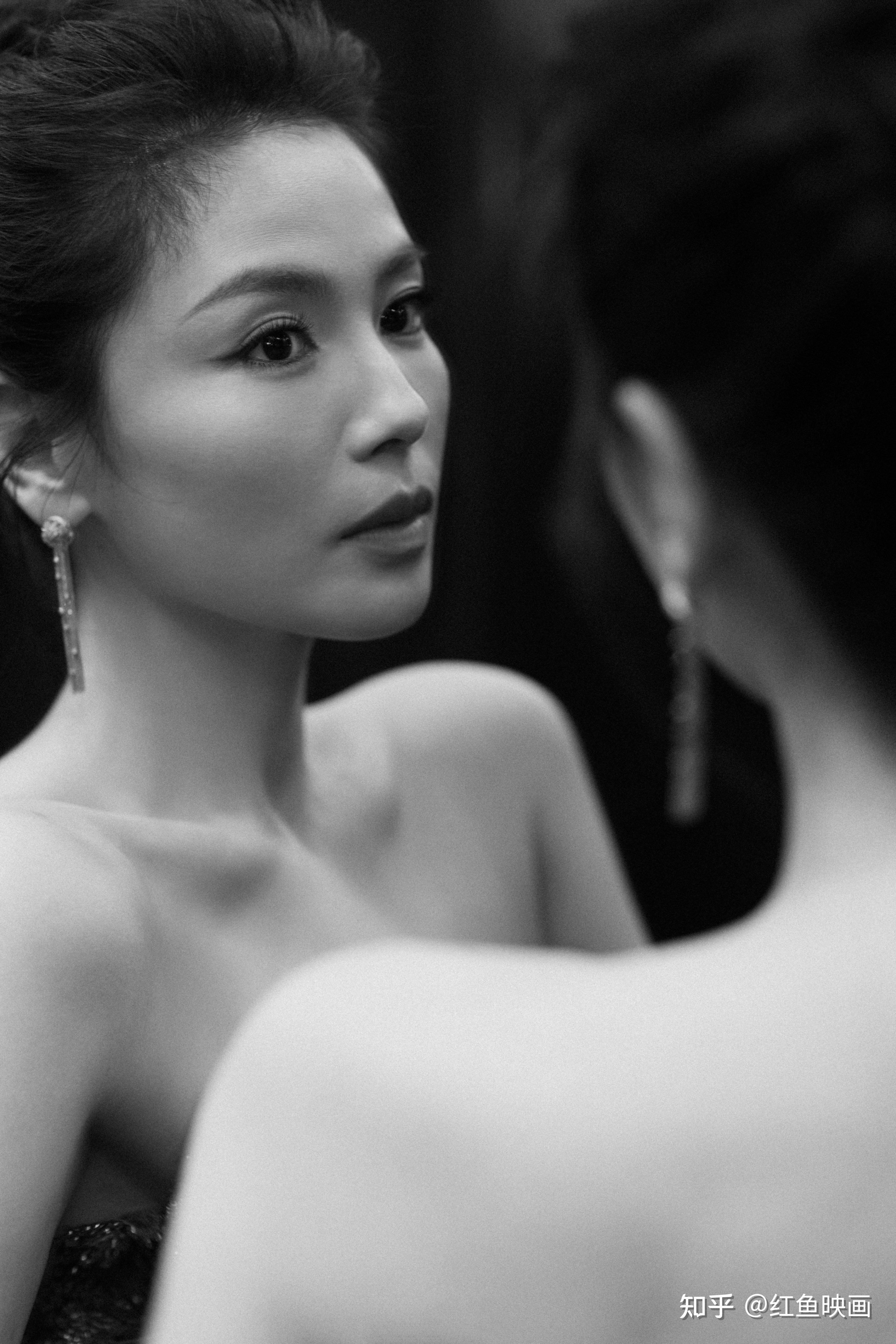 刘涛 蕾丝束胸露背灰裙性感写真