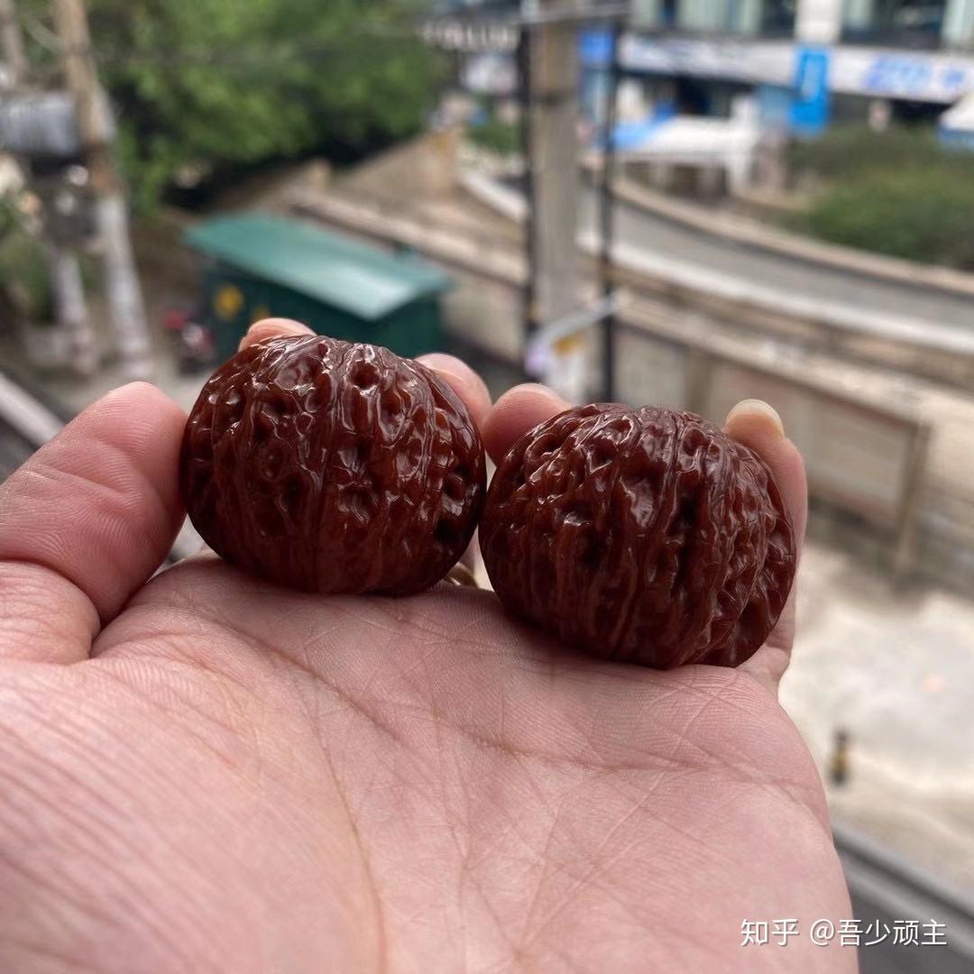 核桃遇汗干了后发白掉色核桃已经轻微包浆求大神这怎么办