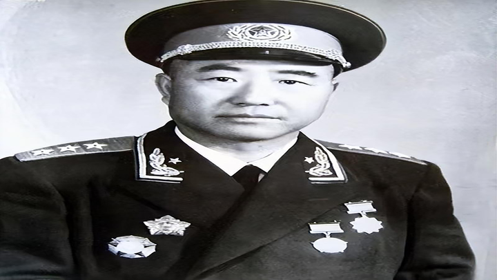 1955年授衔一人竟要求自降军衔,毛主席:董其武不可不授上将军衔 - 知乎