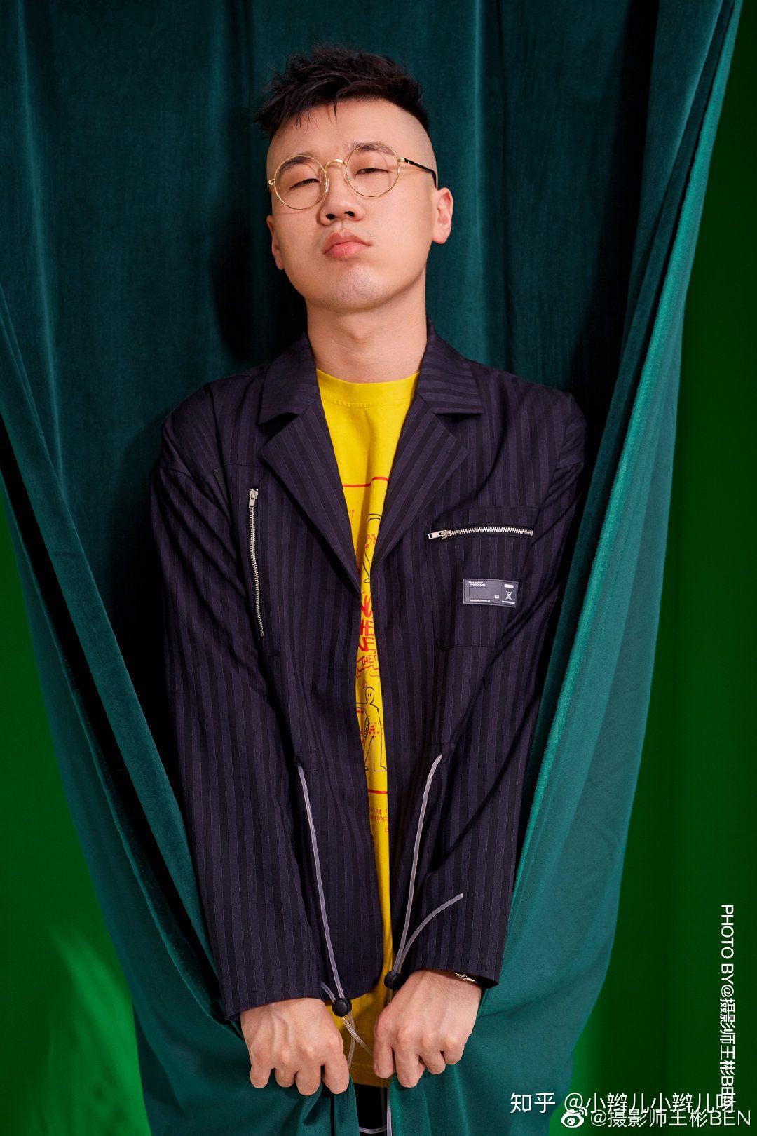 想问问大家有德云社相声演员戴眼镜的照片吗? - 知乎