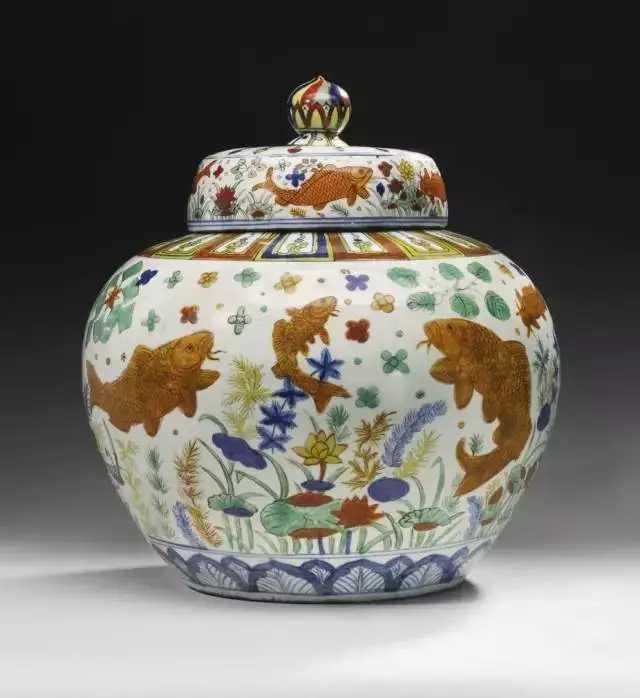 中国美術。五彩魚藻紋壺。