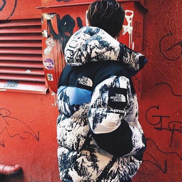supreme联名北面雪山羽绒服怎么搭配?