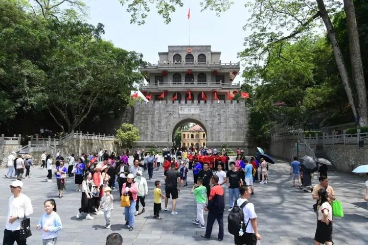 中越边境友谊关口岸旅客单日通关量创疫后新高