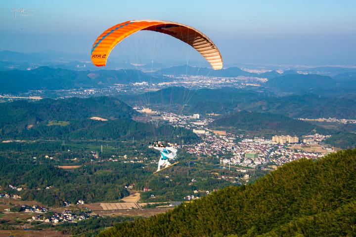 在安吉铜锣山偶遇一位女侠御剑飞行这里原来有个滑翔伞基地