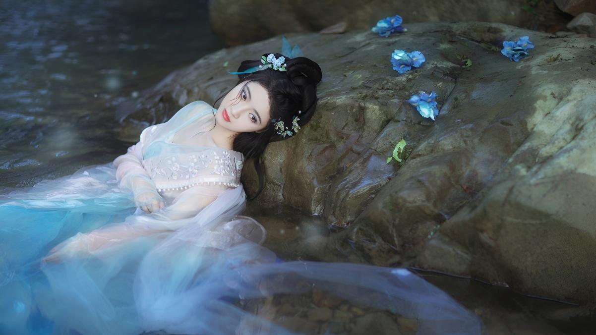 有什么好看的美女出浴图?