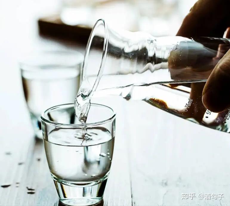 给别人倒酒时,对方“敲桌子”是什么意思?别再傻傻不知道 - 知乎