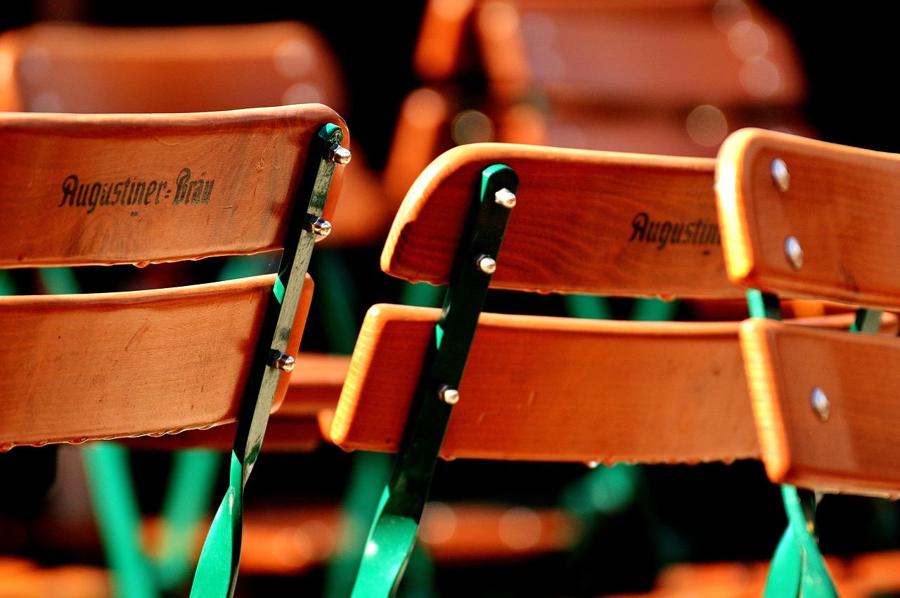 4. 提拉椅子后部