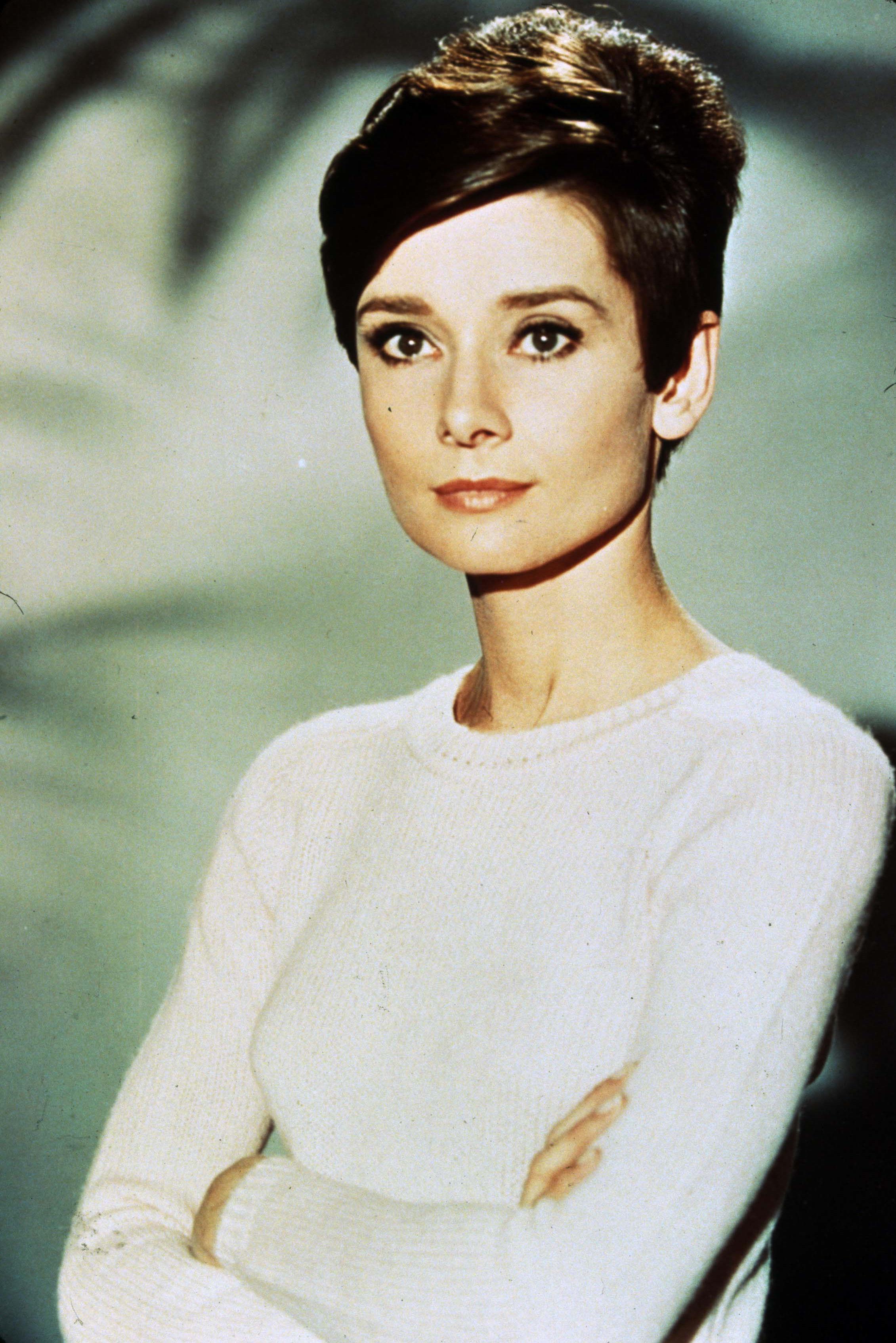 Audrey Hepburn fumando un cigarrillo de Bridgeman Images en póster ...