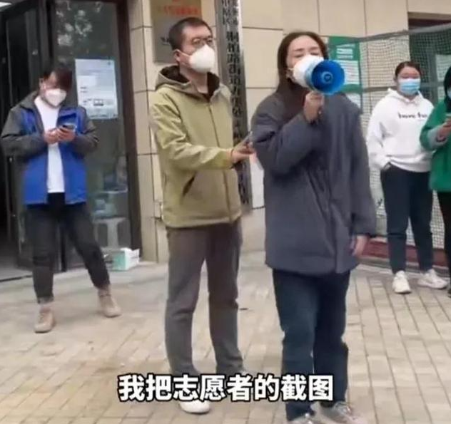 当刘红英举起大喇叭的时候,她举起了什么 - 知乎